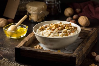 Fındık ile yulaf ezmesi (fındık, ceviz) ve bal, B için yulaf püresi