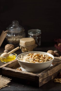 Fındık ile yulaf ezmesi (fındık, ceviz) ve bal, B için yulaf püresi