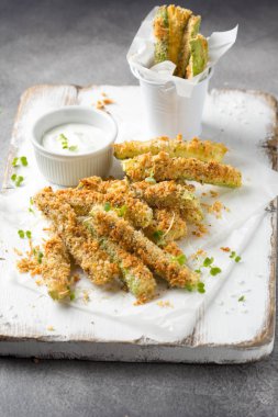 Kabak, peynir, otlar, ekmek kırıntısı ile ekmek kırıntıları sopa 