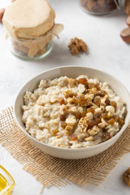 Fındık ile yulaf ezmesi (fındık, ceviz) ve bal, B için yulaf püresi