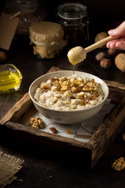 Fındık ile yulaf ezmesi (fındık, ceviz) ve bal, B için yulaf püresi
