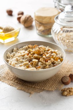 Fındık ile yulaf ezmesi (fındık, ceviz) ve bal, B için yulaf püresi