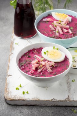 Soğuk Pancar çorbası, geleneksel Litvanya yemeği, yaz yemeği. Taze 