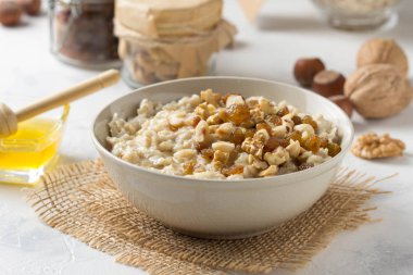 Fındık ile yulaf ezmesi (fındık, ceviz) ve bal, B için yulaf püresi