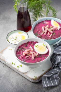 Soğuk Pancar çorbası, geleneksel Litvanya yemeği, yaz yemeği. Taze 