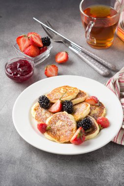 Cheesecake 'ler, böğürtlenli krep, geleneksel Rus Breakfas
