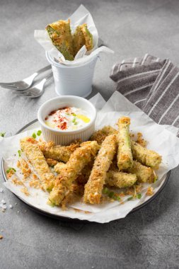 Kabak, peynir, otlar, ekmek kırıntısı ile ekmek kırıntıları sopa 