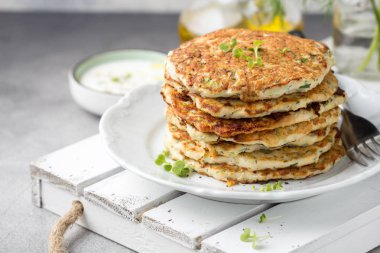 Kabak ve otlar ile tavuk krep, pl üzerinde pirzola yığını