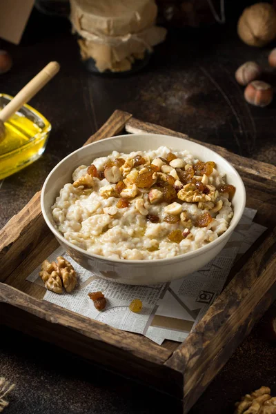 Havregryn med nötter (hasselnötter, valnötter) och honung, gröt för B — Stockfoto