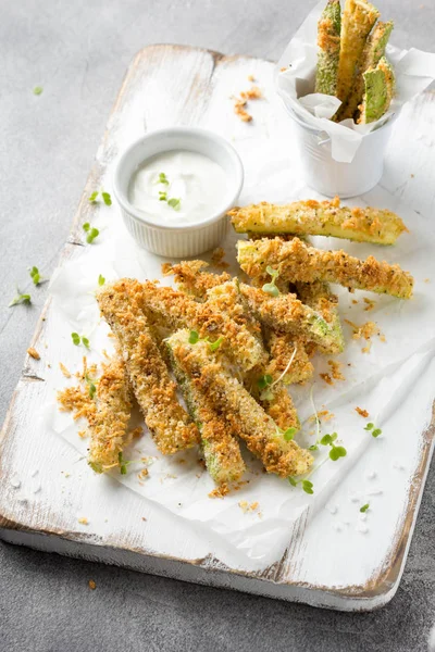 Palitos de calabacín en pan rallado, con queso, hierbas, pan rallado —  Fotos de Stock