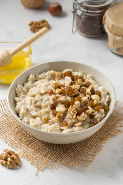 Fındık ile yulaf ezmesi (fındık, ceviz) ve bal, B için yulaf püresi