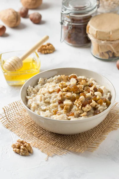 Fındık ile yulaf ezmesi (fındık, ceviz) ve bal, B için yulaf püresi