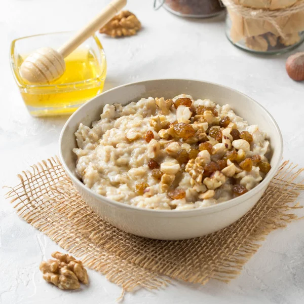 Fındık ile yulaf ezmesi (fındık, ceviz) ve bal, B için yulaf püresi