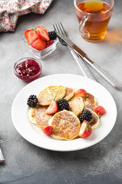 Cheesecake 'ler, böğürtlenli krep, geleneksel Rus Breakfas