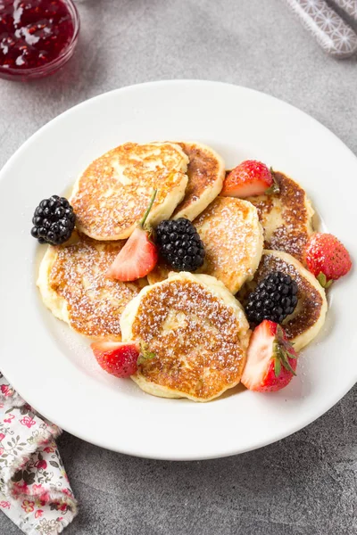 Cheesecakes, pancakes with berries, traditional Russian Breakfas — Stock Photo, Image