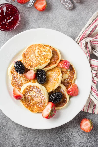 Cheesecakes, pancakes with berries, traditional Russian Breakfas — Stock Photo, Image