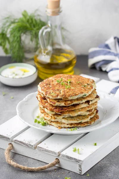 Panqueques de pollo con calabacín y hierbas, pila de chuletas en pl — Foto de Stock