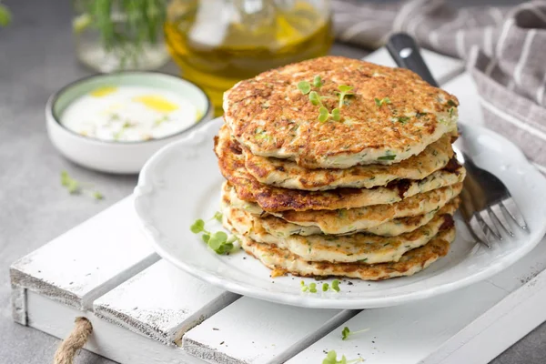 Panquecas de frango com abobrinha e ervas, pilha de costeletas em pl — Fotografia de Stock