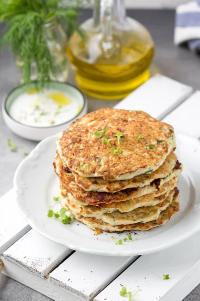 Panqueques de pollo con calabacín y hierbas, pila de chuletas en pl — Foto de Stock