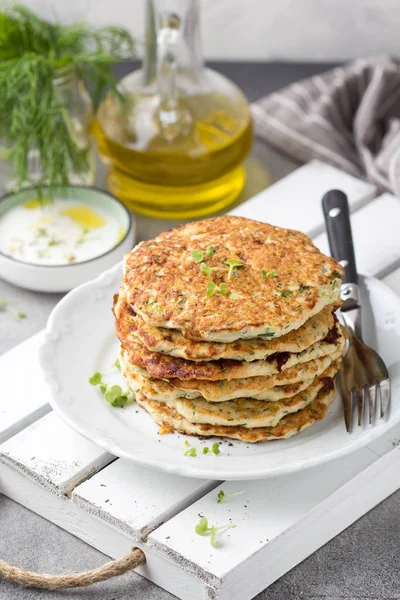 Panquecas de frango com abobrinha e ervas, pilha de costeletas em pl — Fotografia de Stock