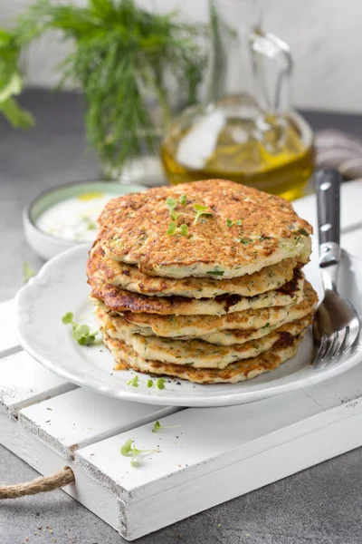 Panqueques de pollo con calabacín y hierbas, pila de chuletas en pl — Foto de Stock