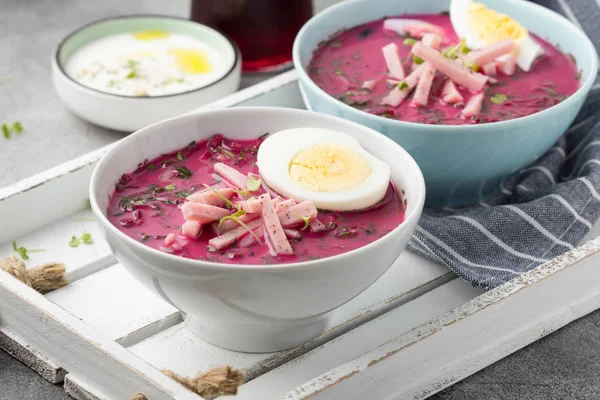 Koude bietensoep, traditioneel Litouws gerecht, zomer eten. Verse — Stockfoto