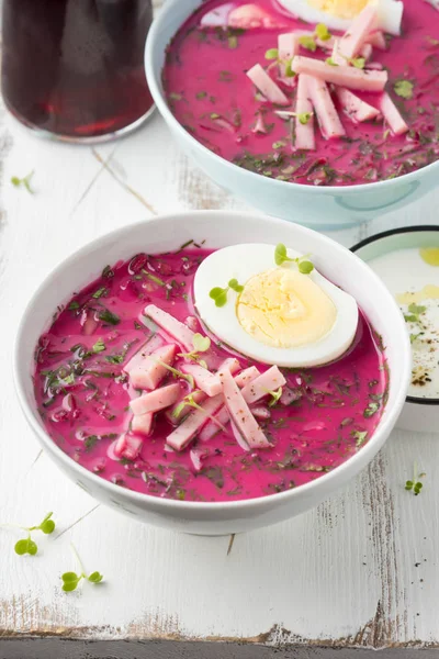 Soğuk Pancar çorbası, geleneksel Litvanya yemeği, yaz yemeği. Taze 