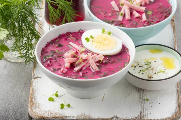 Koude bietensoep, traditioneel Litouws gerecht, zomer eten. Verse — Stockfoto