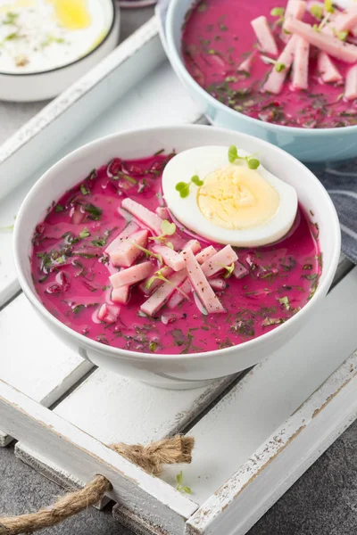 Koude bietensoep, traditioneel Litouws gerecht, zomer eten. Verse — Stockfoto