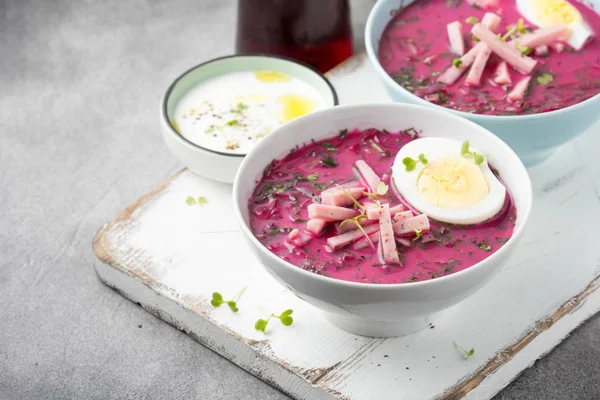 Soğuk Pancar çorbası, geleneksel Litvanya yemeği, yaz yemeği. Taze 