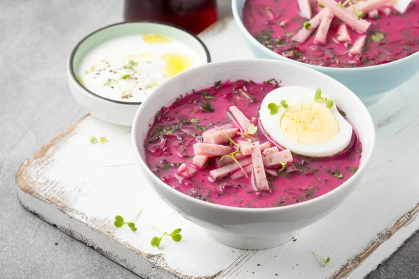 Soğuk Pancar çorbası, geleneksel Litvanya yemeği, yaz yemeği. Taze 