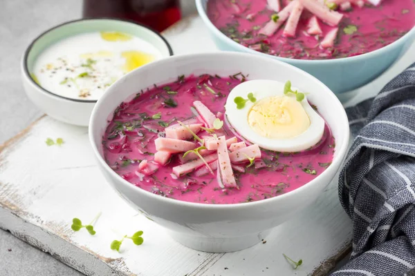 Soğuk Pancar çorbası, geleneksel Litvanya yemeği, yaz yemeği. Taze 