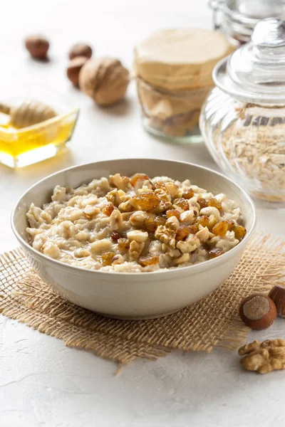 Fındık ile yulaf ezmesi (fındık, ceviz) ve bal, B için yulaf püresi