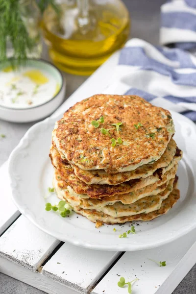 Hühnerpfannkuchen mit Zucchini und Kräutern, Schnitzelstapel auf Püree — Stockfoto