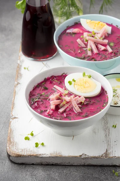 Soğuk Pancar çorbası, geleneksel Litvanya yemeği, yaz yemeği. Taze 