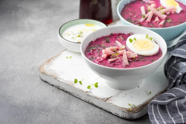 Soğuk Pancar çorbası, geleneksel Litvanya yemeği, yaz yemeği. Taze 