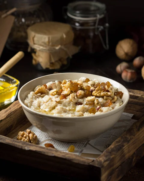 Farina d'avena con noci (nocciole, noci) e miele, porridge per B — Foto Stock
