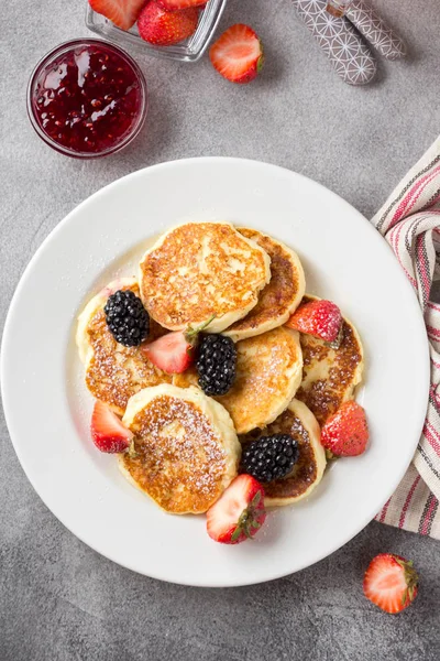 Cheesecakes, pancakes with berries, traditional Russian Breakfas — Stock Photo, Image