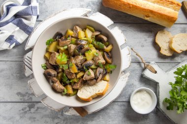 Patates, kabak ve mantar ile rosto et (domuz eti, sığır eti). A