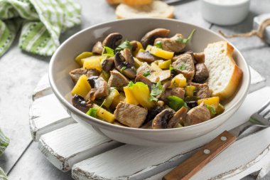 Patates, kabak ve mantar ile rosto et (domuz eti, sığır eti). A