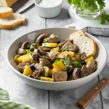 Patates, kabak ve mantar ile rosto et (domuz eti, sığır eti). A