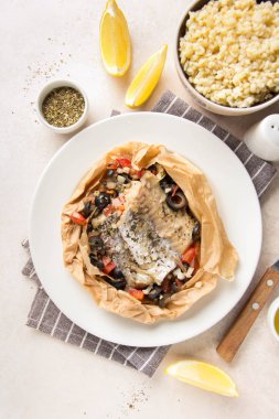 Zeytinli beyaz balık filetosu (Pollock, morina, levrek, Dorada)