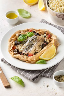 Zeytinli beyaz balık filetosu (Pollock, morina, levrek, Dorada)