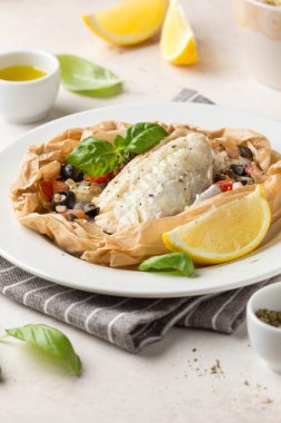 Zeytinli beyaz balık filetosu (Pollock, morina, levrek, Dorada)