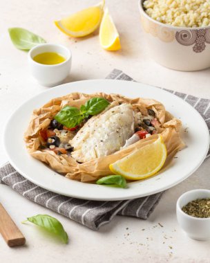 Zeytinli beyaz balık filetosu (Pollock, morina, levrek, Dorada)