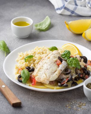 Fırında beyaz balık filetosu (Pollock, morina, levrek, Dorada) ol ile