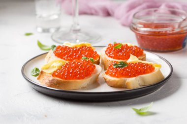 Tereyağı ile baget tost kırmızı havyar, şarap için meze, ch