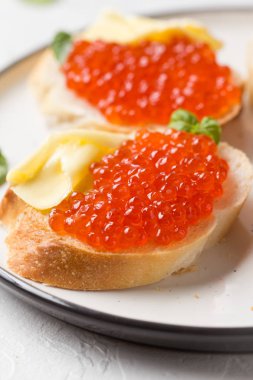 Tereyağı ile baget tost kırmızı havyar, şarap için meze, ch