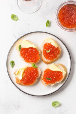 Tereyağı ile baget tost kırmızı havyar, şarap için meze, ch