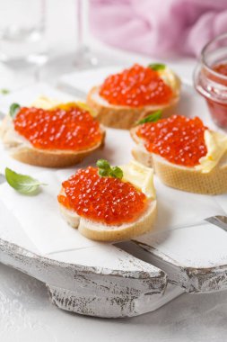 Tereyağı ile baget tost kırmızı havyar, şarap için meze, ch